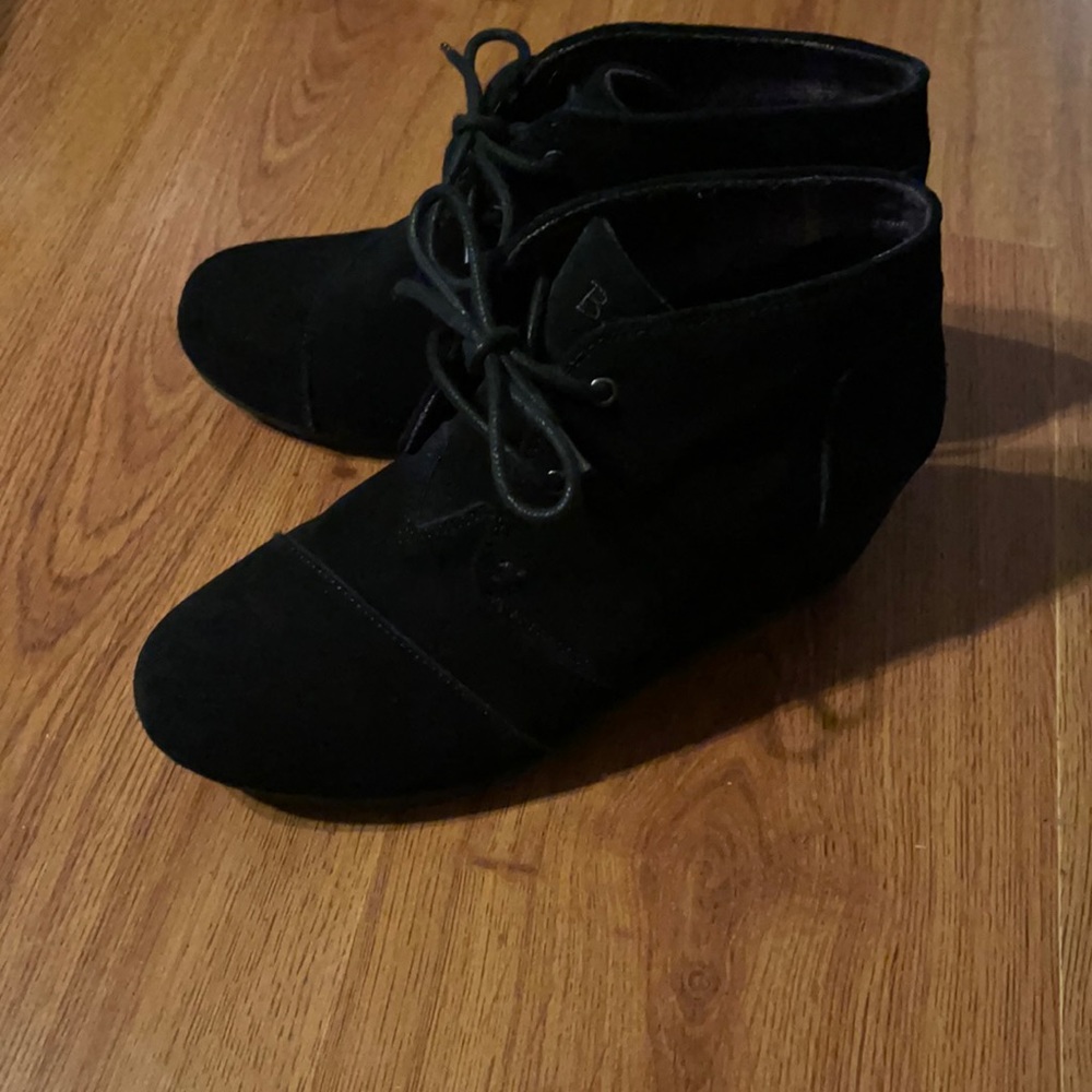 High note black bobs.